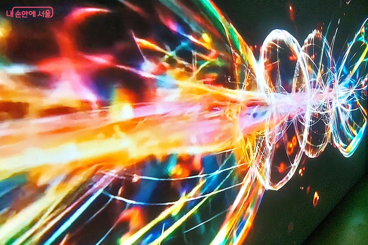 커넥트엑스는 디지털 신호와 손의 물성이 얽히며 보이지 않지만 확산되는 연결 구조를 풀어내는 새로운 시도의 컬렉션이다. ©정향선