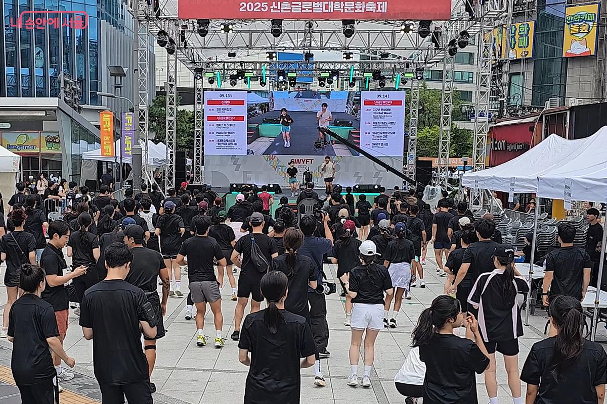 청춘런에 참가한 학생들의 몸풀기 체조 장면 ©오도연