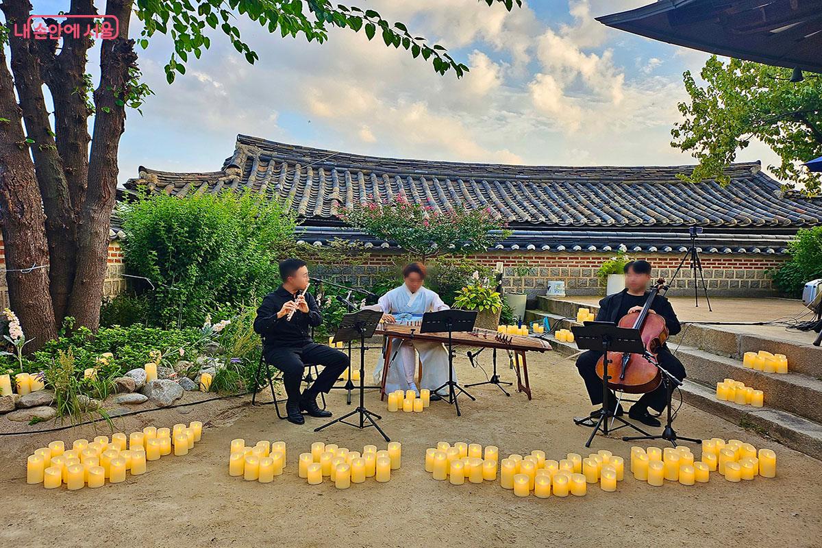 바람, 빛, 물, 돌, 식물 정원의 언어를 음악으로 풀어낸 '한옥 음악회' ©이정민