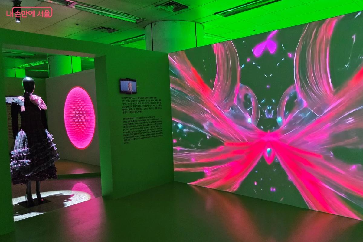 감각적 색감과 유기적 선율을 통해 순수하고 로맨틱한 감성을 전한다. &copy;김미선