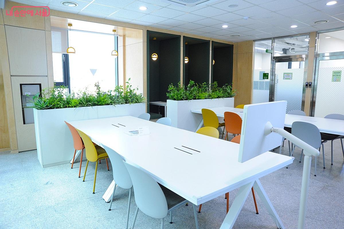 4층에 마련된 커뮤니티 라운지 ©조수봉