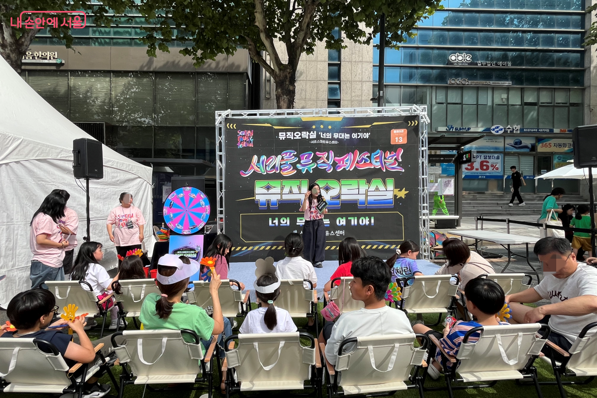 뮤직 오락실 행사에 참여 중인 시민들 ©김연희