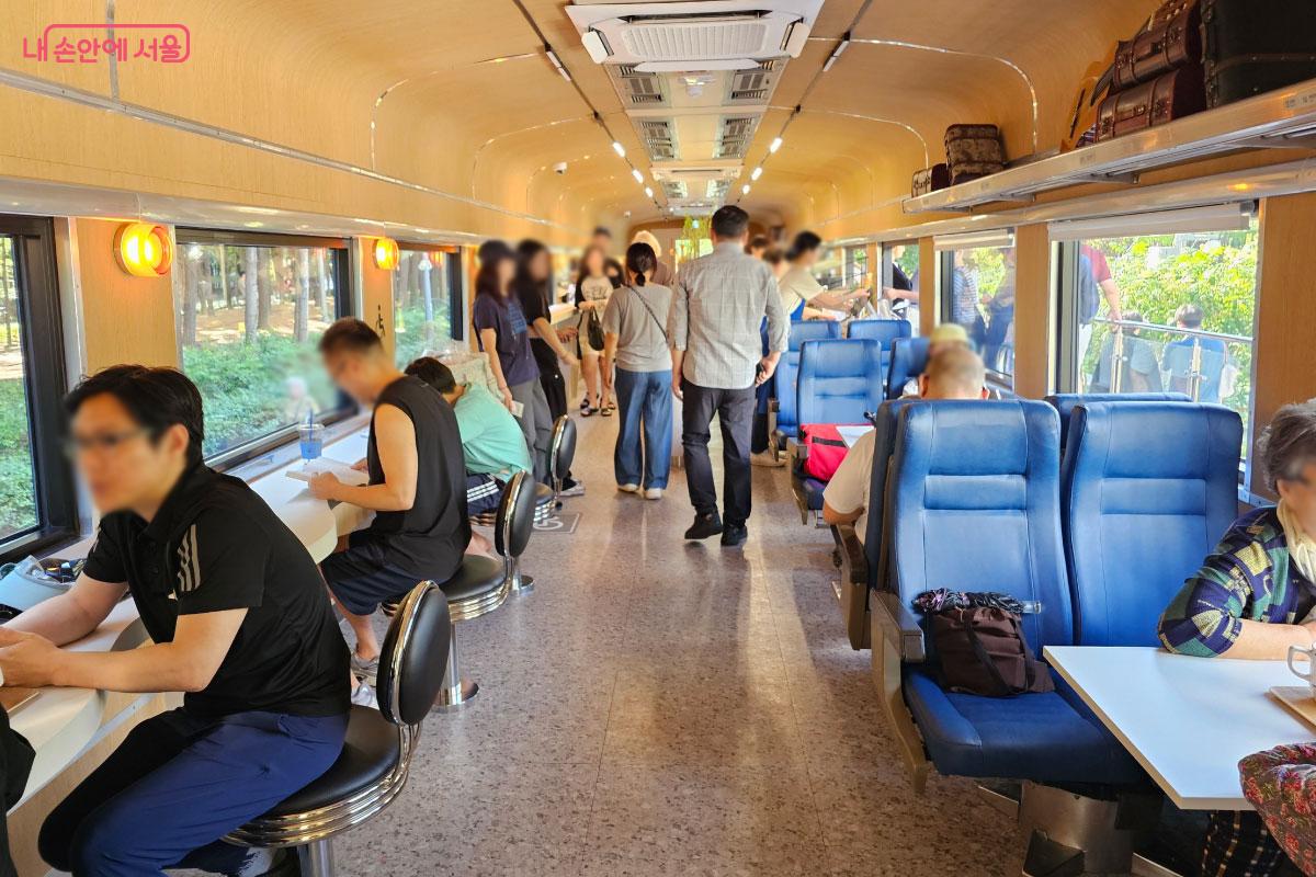 기차 안에 카페가 꾸며져 있다. ©홍혜수  