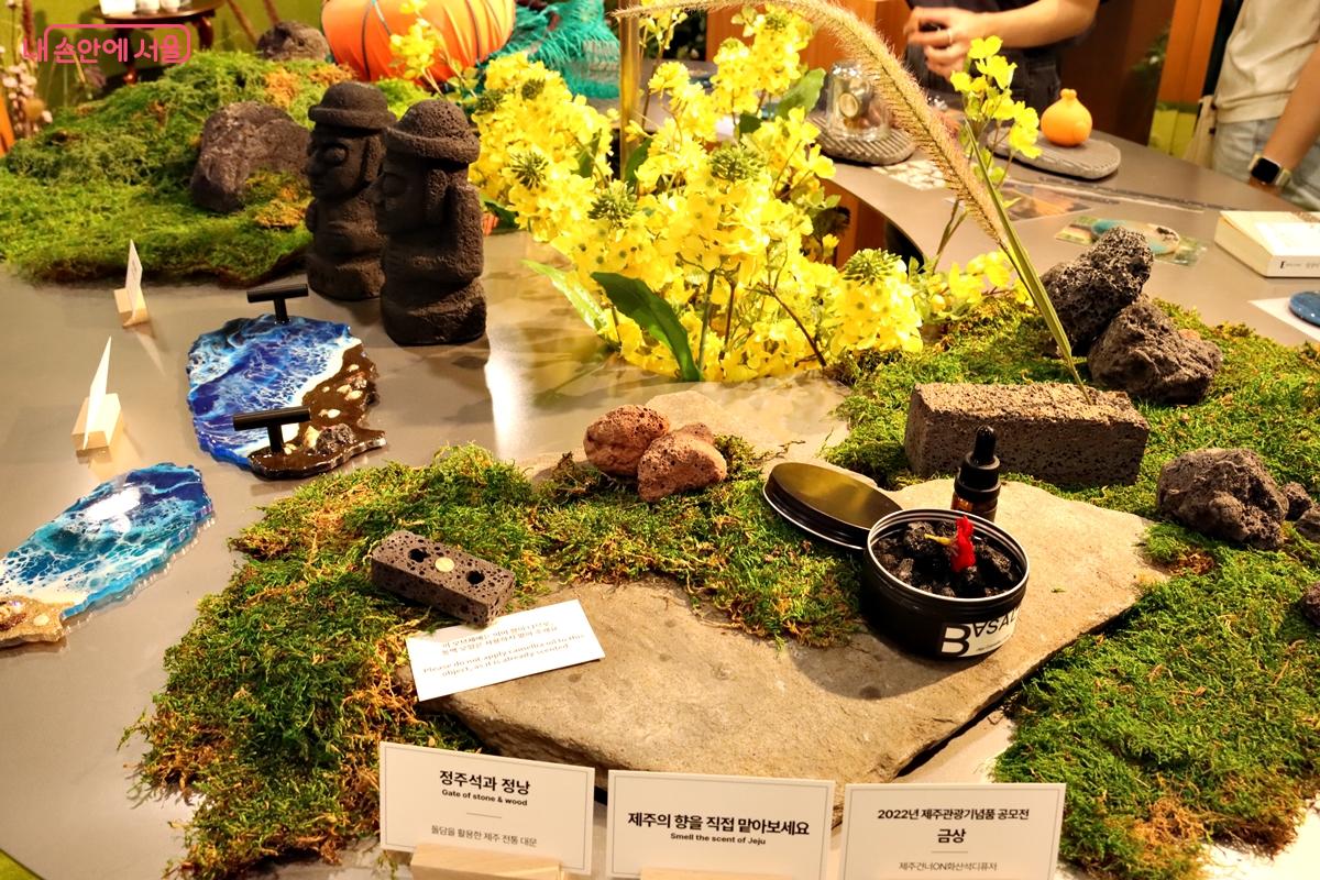 화산 특유의 생명력과 따뜻함이 전해지는 제주도 돌하르방과 기념품들 ©정향선