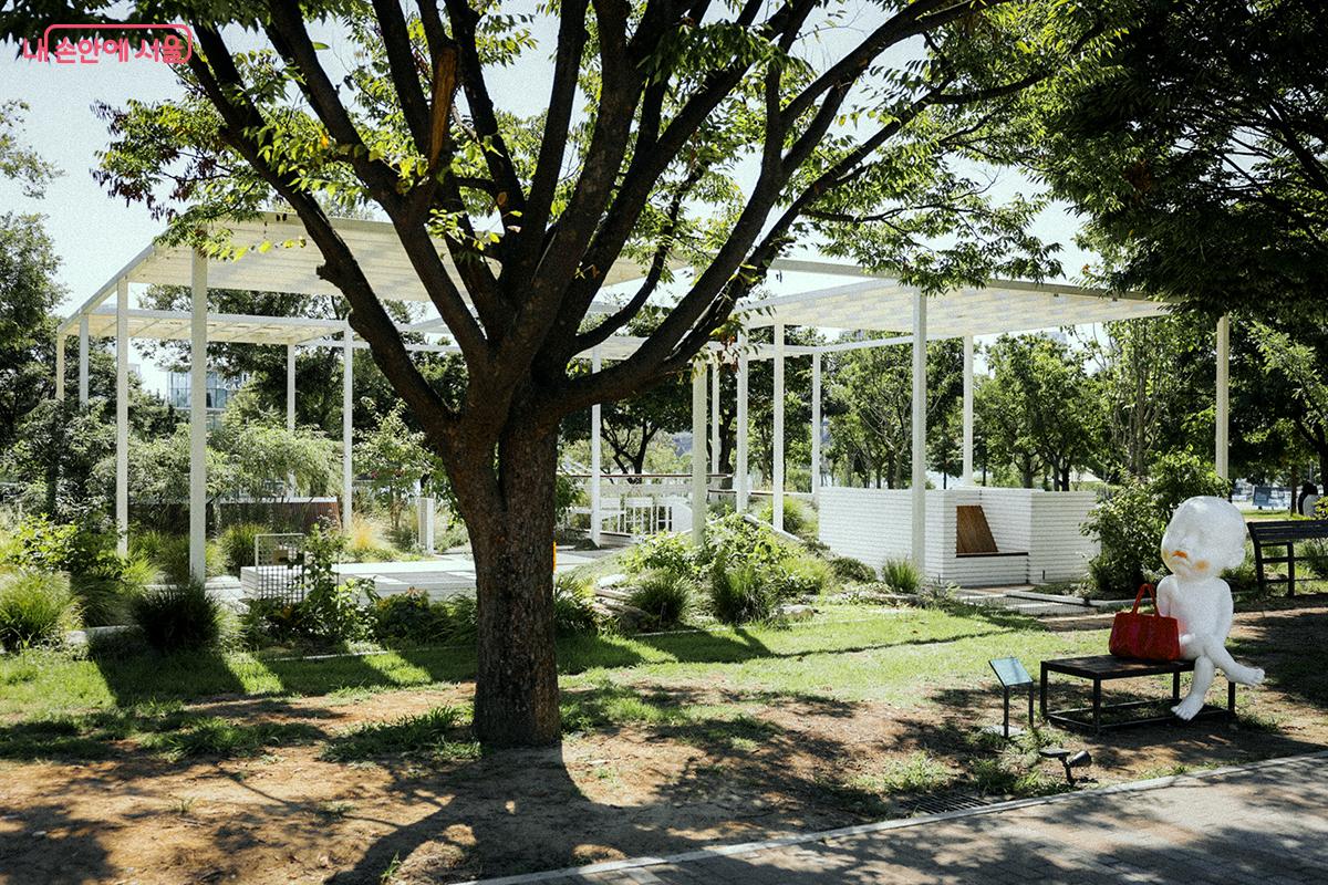 2024 서울국제정원박람회 초청정원 <앉는 정원>(김영민, 김영찬 작가) ©김아름