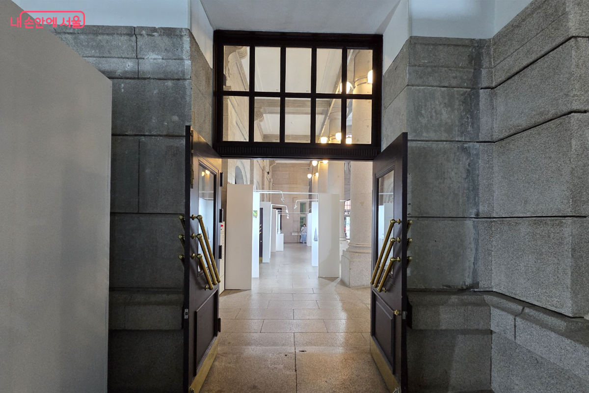 공간 곳곳 통로 문 위쪽에 창문이 더 있어 답답하지 않다. ©장미화