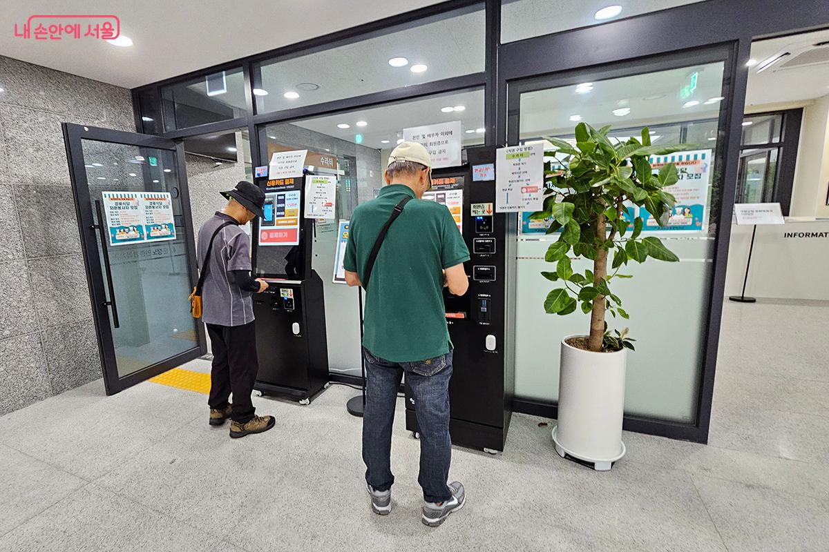 식사권은 키오스크에서 구매 가능하며, 입장 시간에 맞춰 방문하면 된다. ©이혜숙