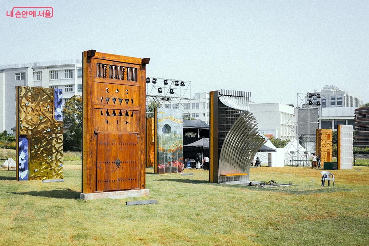 같은 면적이지만 각 작품에 사용된 재료나 시각적 표현이 모두 달라, 사람들의 상상력과 창의성이 얼마나 무궁무진한지를 보여준다. ⓒ김아름