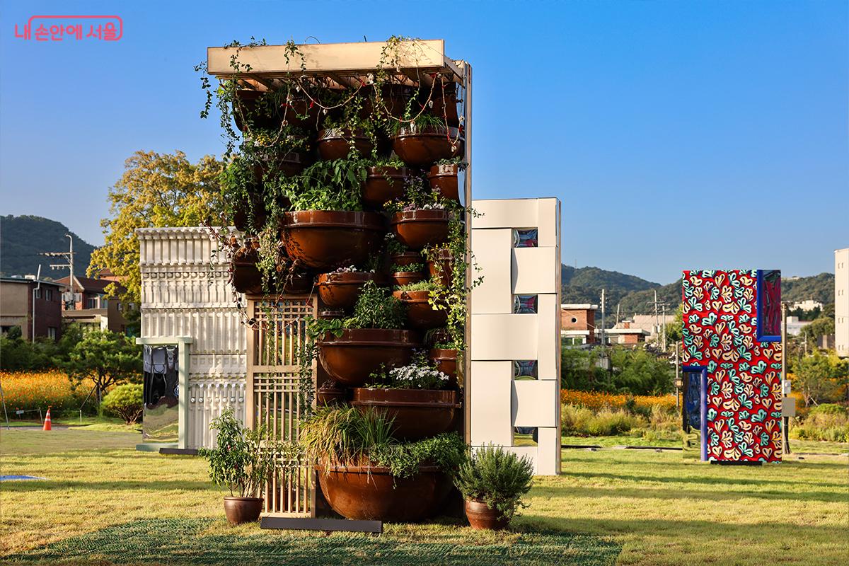 건축가, 디자이너 등 24개 팀이 참여한 24개 벽 모양의 조형물 전시 '일상의 벽' &copy;장신자