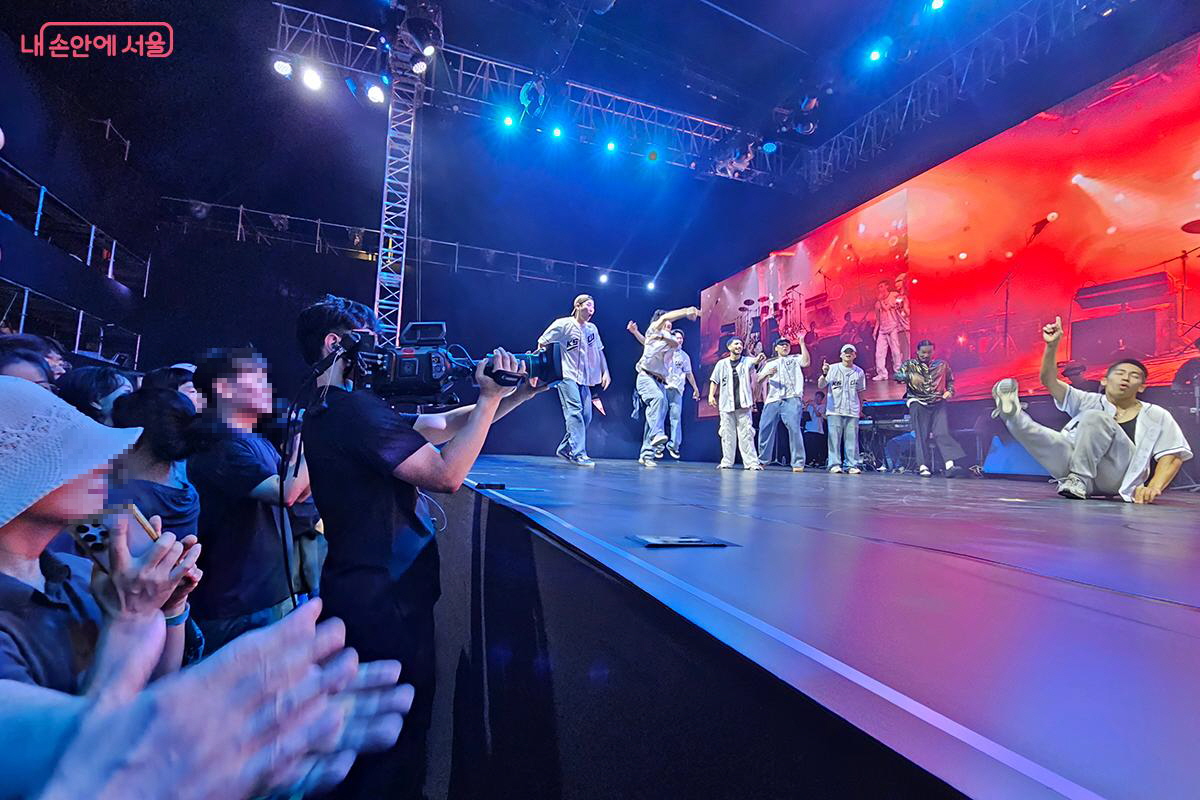 무대와 객석의 경계를 허물며 모두가 즐기는 퍼포먼스를 선보였다. &copy;이혜숙