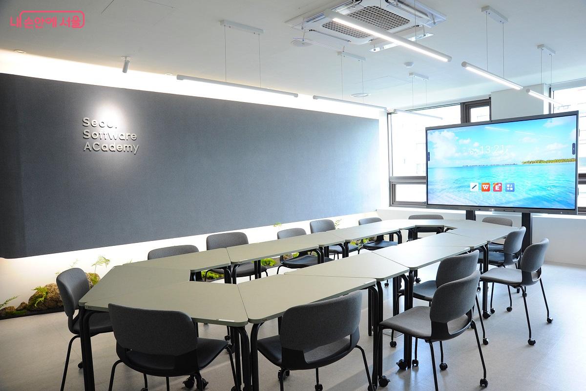 다용도 공간으로 쓰이는 회의실 ©조수봉