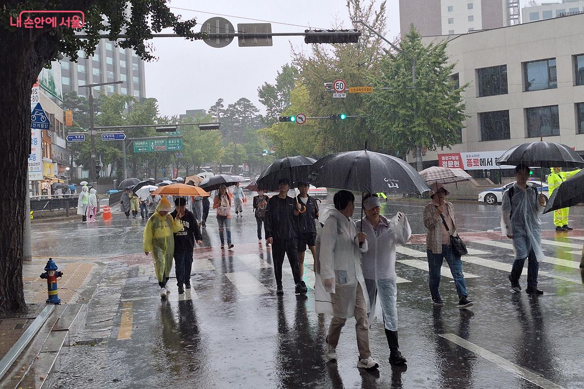 자신만의 속도에 맞춰 이웃들과 정겨운 대화를 나누며 거리를 걷는 시민들의 얼굴은 웃음꽃으로 가득 찼다.