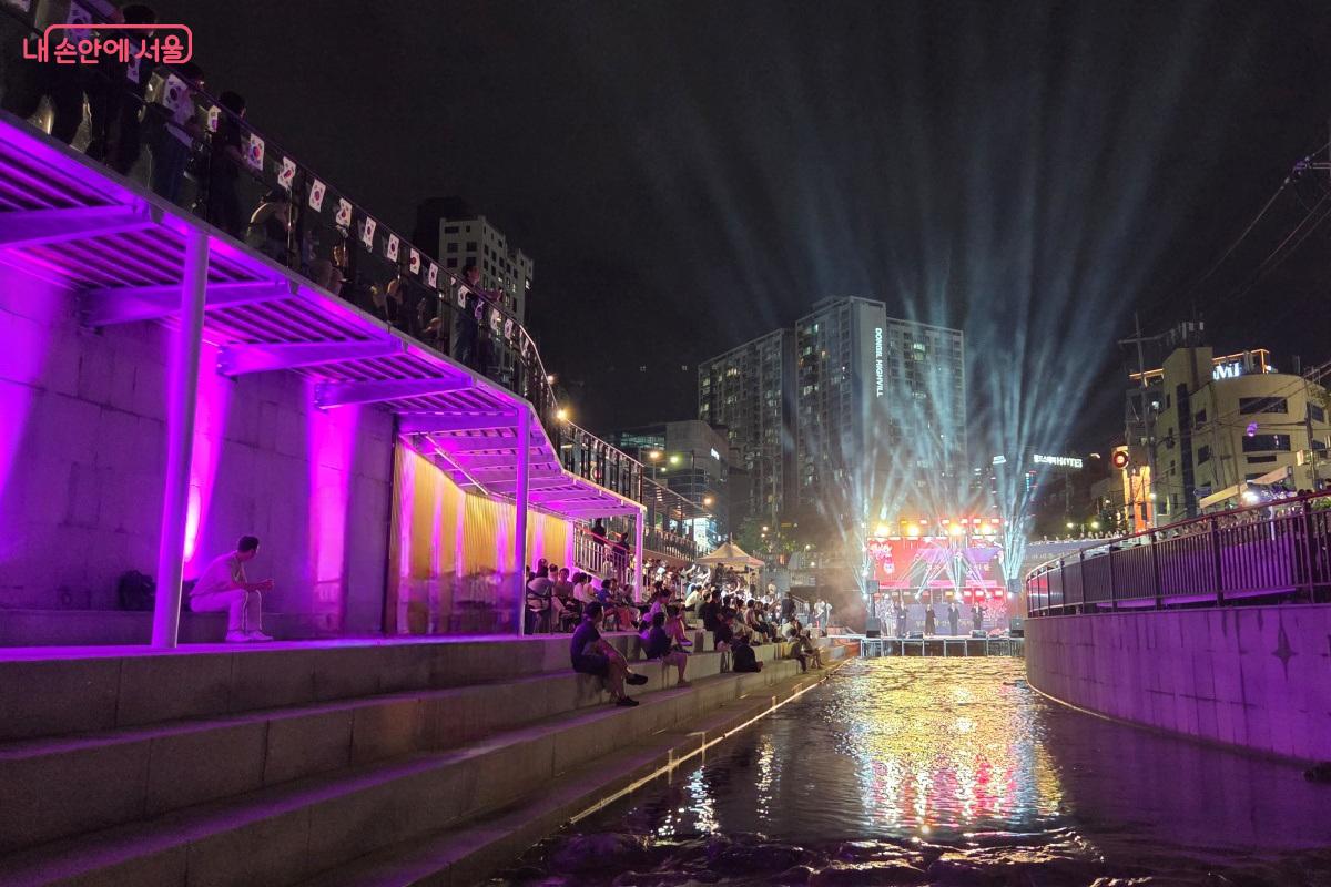 밤마다 화려한 빛의 향연이 펼쳐진다. ©김미선