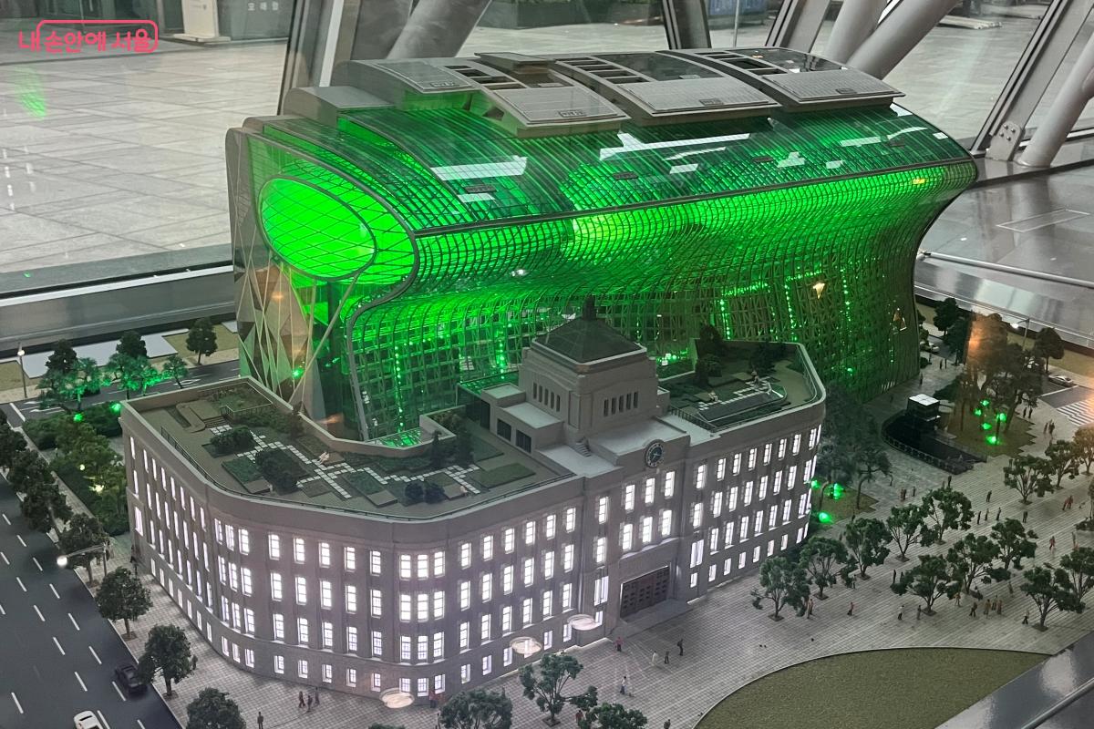 서울시청 청사 1층 로비에 있는 서울시청사 모형, 통통투어는 이곳에서 시작된다. ©김연희