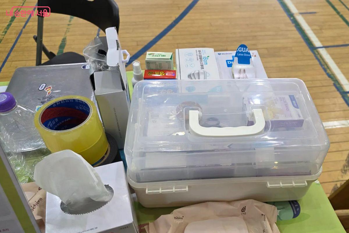 안내데스크에는 아이들이 다쳤을 때 사용할 수 있는 구급함도 준비해 두었다. ©김민지