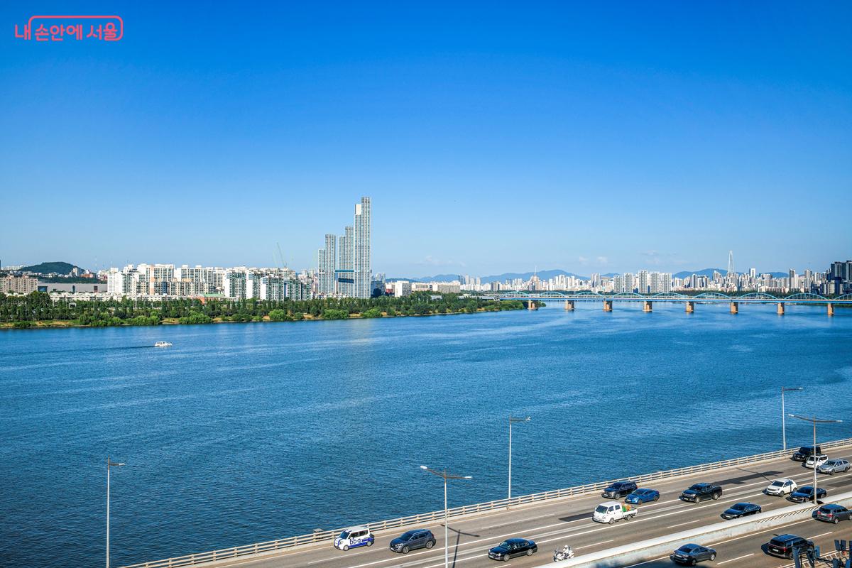 탁 트인 한강 뷰를 바라보고 있으니 절로 힐링이 된다. ©박우영