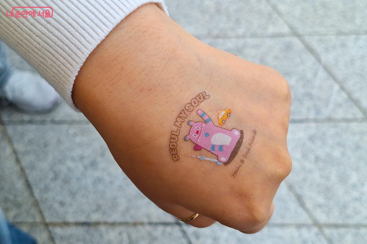 참가자들은 타투 부스에서 해치와 친구들의 다양한 1회용 스티커 타투를 받아 손 위나 얼굴에 부착했다.