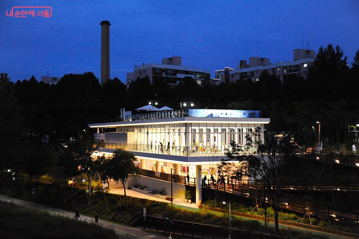 야간에 불 밝힌 수변문화쉼터는 양재천의 등대와 같은 역할을 한다. &copy;조수봉