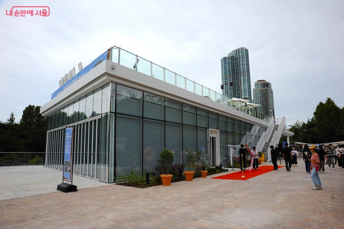 양재천 수변문화쉼터는 1층, 지하층, 전망대(루프탑)로 구성됐다. &copy;조수봉