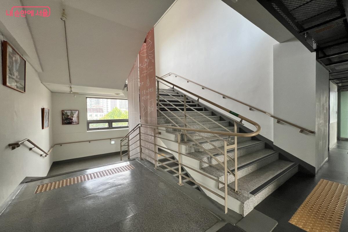 낮은 계단, 안전바 등 다양한 연령층의 접근성을 높이기 위한 시설을 갖췄다. ©박지영 