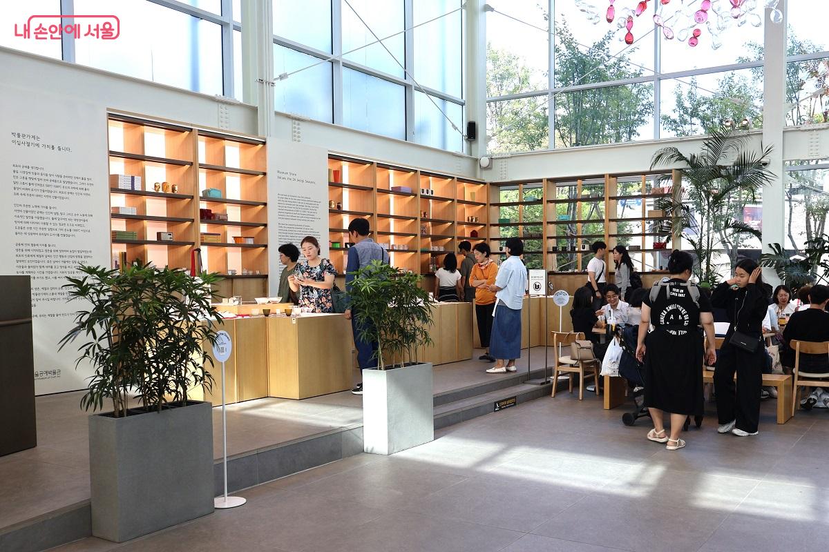 안국동 서울공예박물관 안내동 1층에 자리한 박물관가게 ©이봉덕