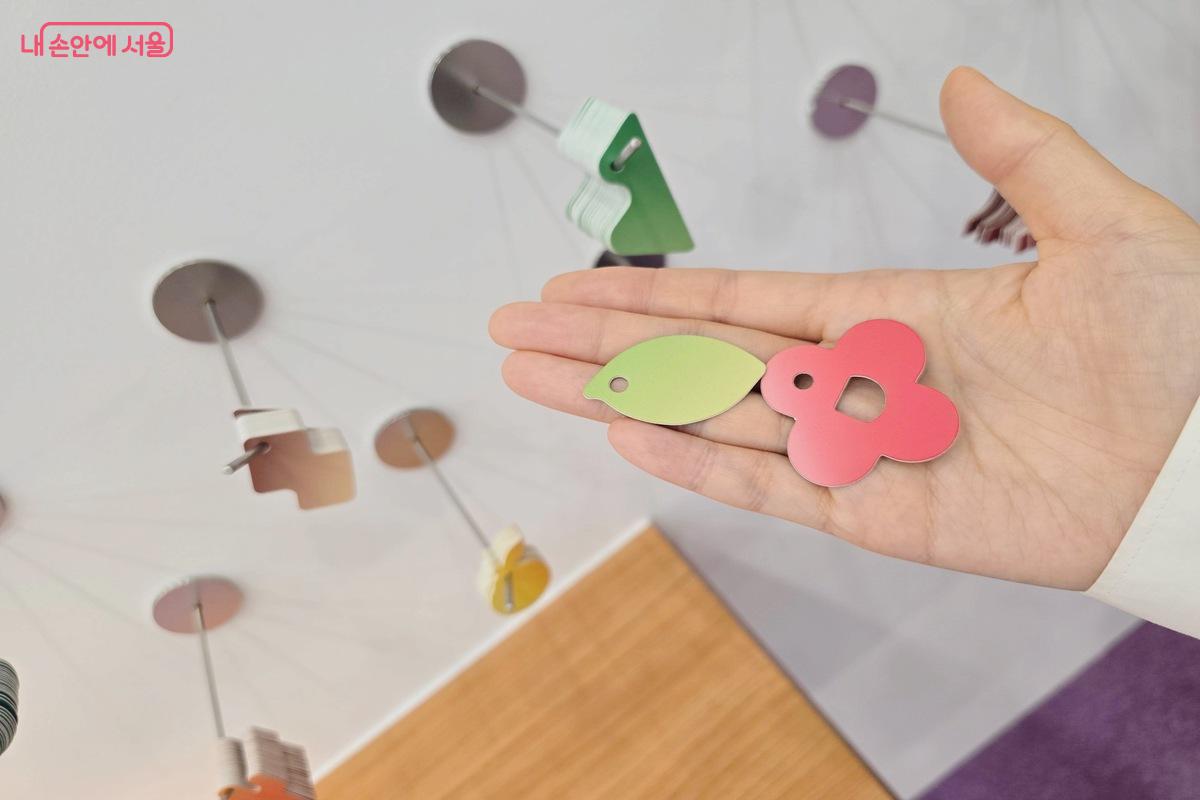 예쁜 키링을 완성해 가방에 달아 본다. ⓒ김은주