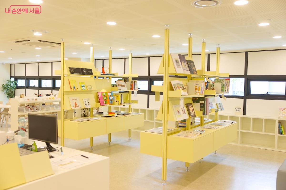 1층 어린이자료실 내 특화 공간인 모야 어린이작업실 ©임중빈