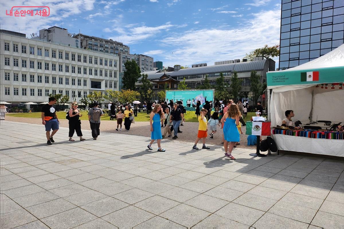‘세계공예페스티벌’에는 많은 외국인을 만날 수 있었다. ©이소현