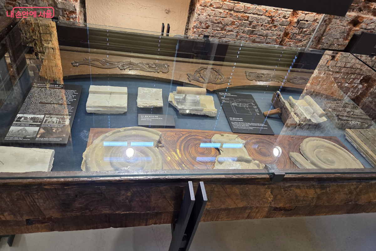 복원 과정에서 나온 유물과 자료를 유리관에  전시하고 있다. ©장미화