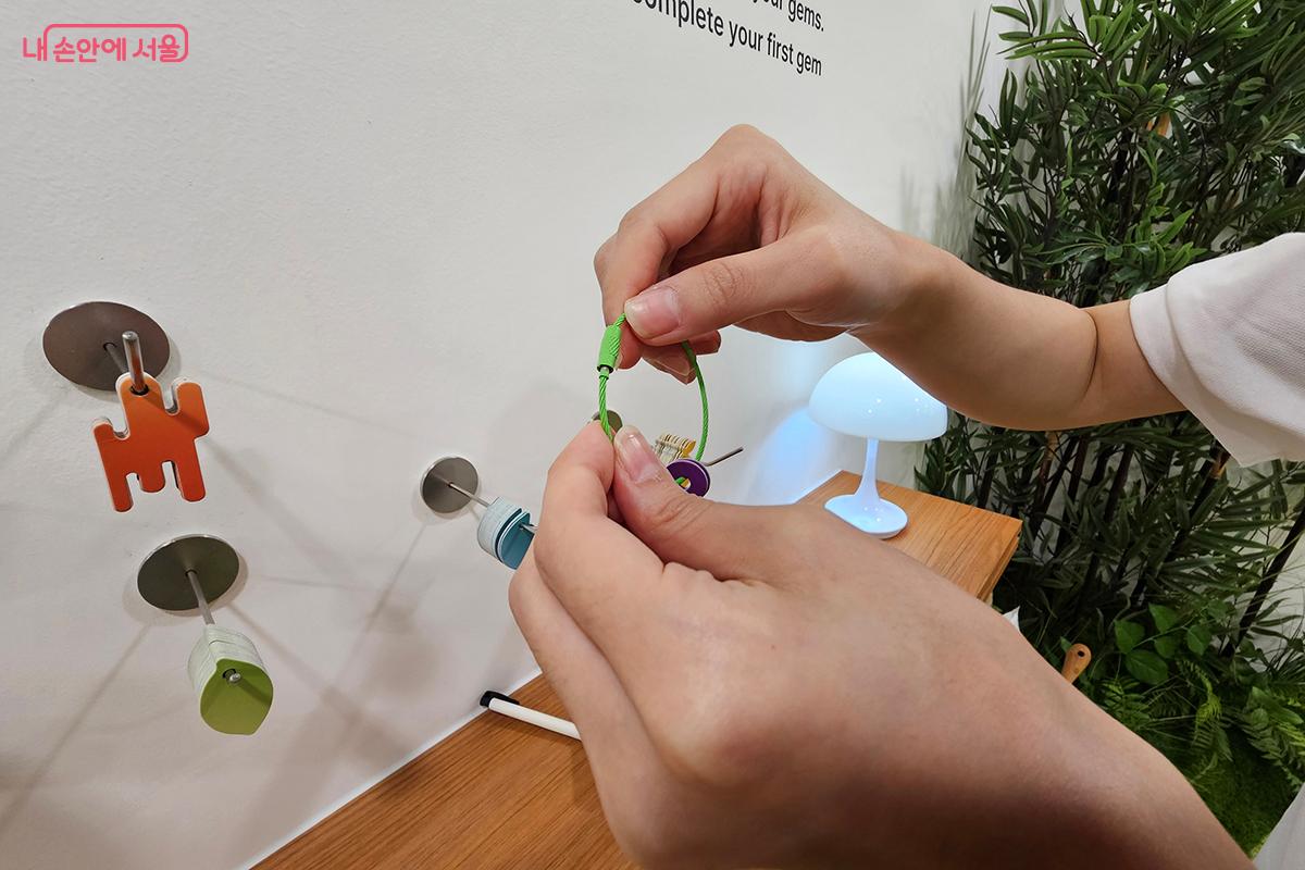 마음이 머문 곳에서 보석을 선택해 세 가지 감각을 채우면, 오직 당신만의 빛을 품은 단 하나의 보석이 완성된다. ©이혜숙