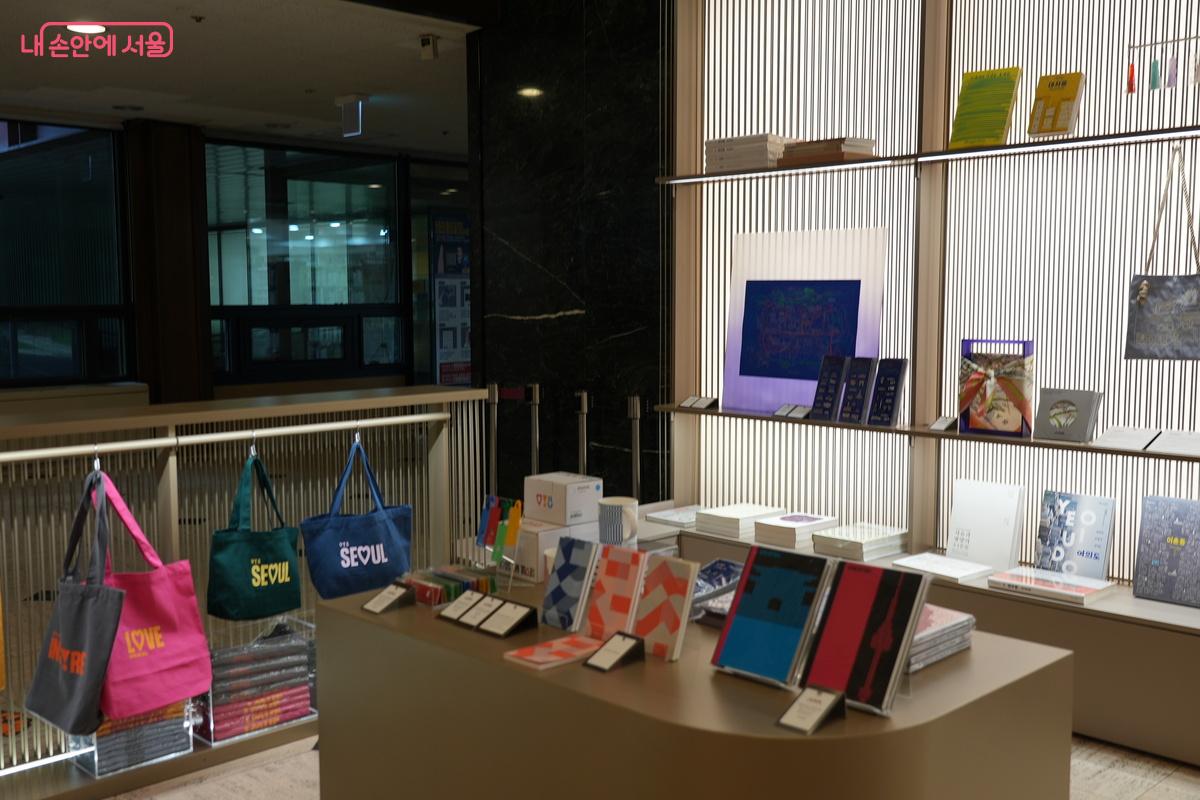 전 세대가 공감하고 소장 가치가 높을 것으로 기대되는 서울역사박물관 뮤지엄숍 굿즈 &copy;우현희