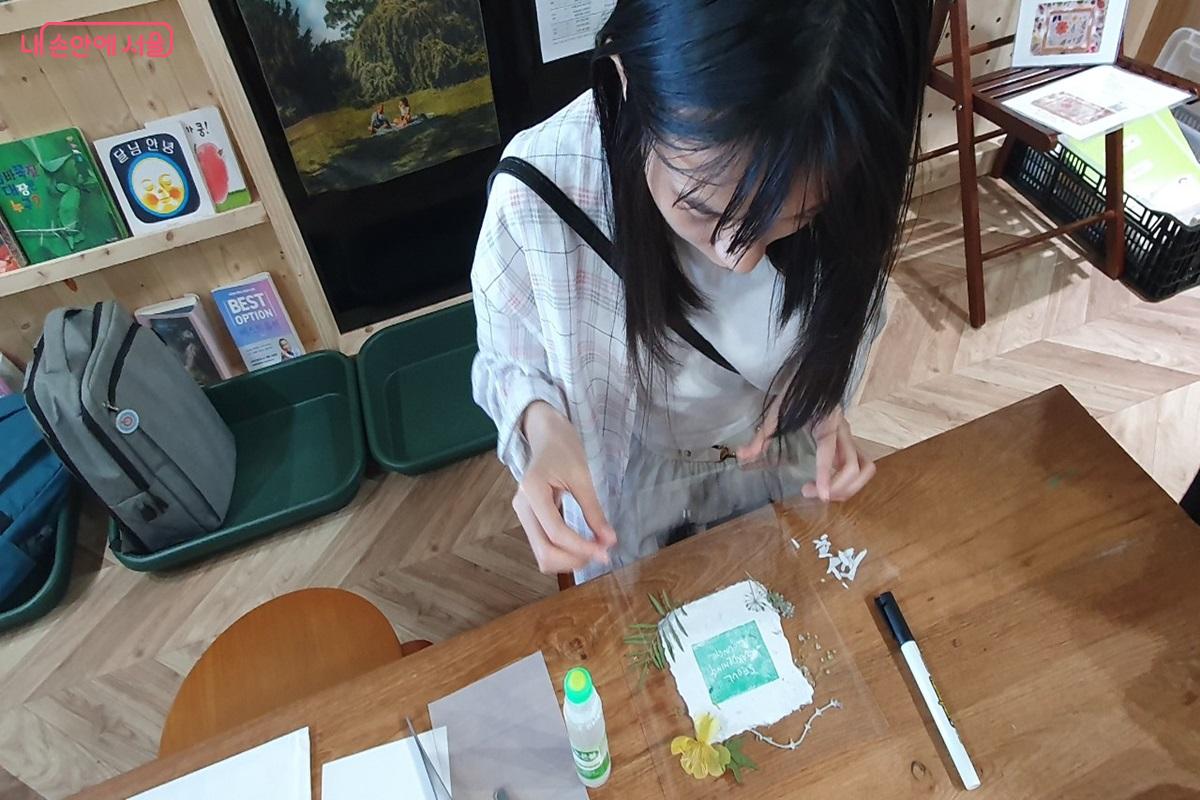 압화액자 만들기는 남산 주변에서 볼 수 있는 들꽃을 활용해 진행되었다. ©엄윤주