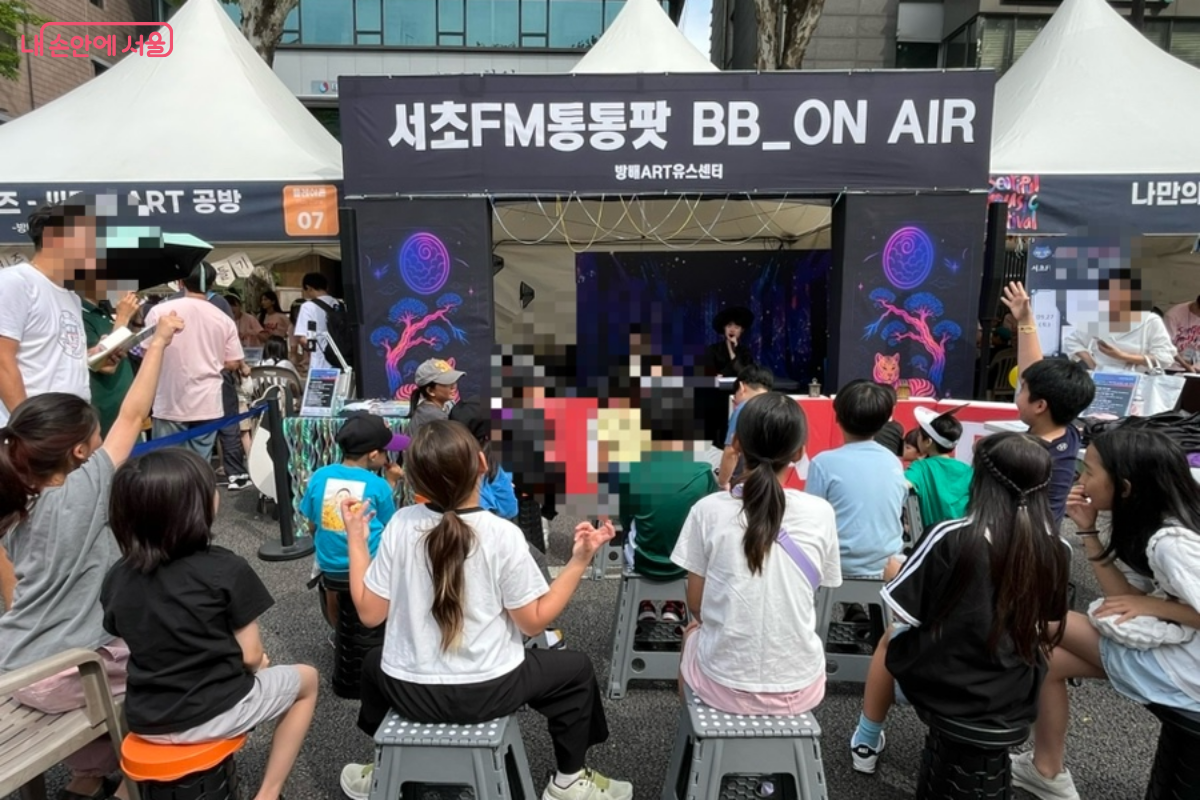 음악 도입부 1초를 듣고 제목 맞추기 코너에 참여 중인 시민들 ©김연희