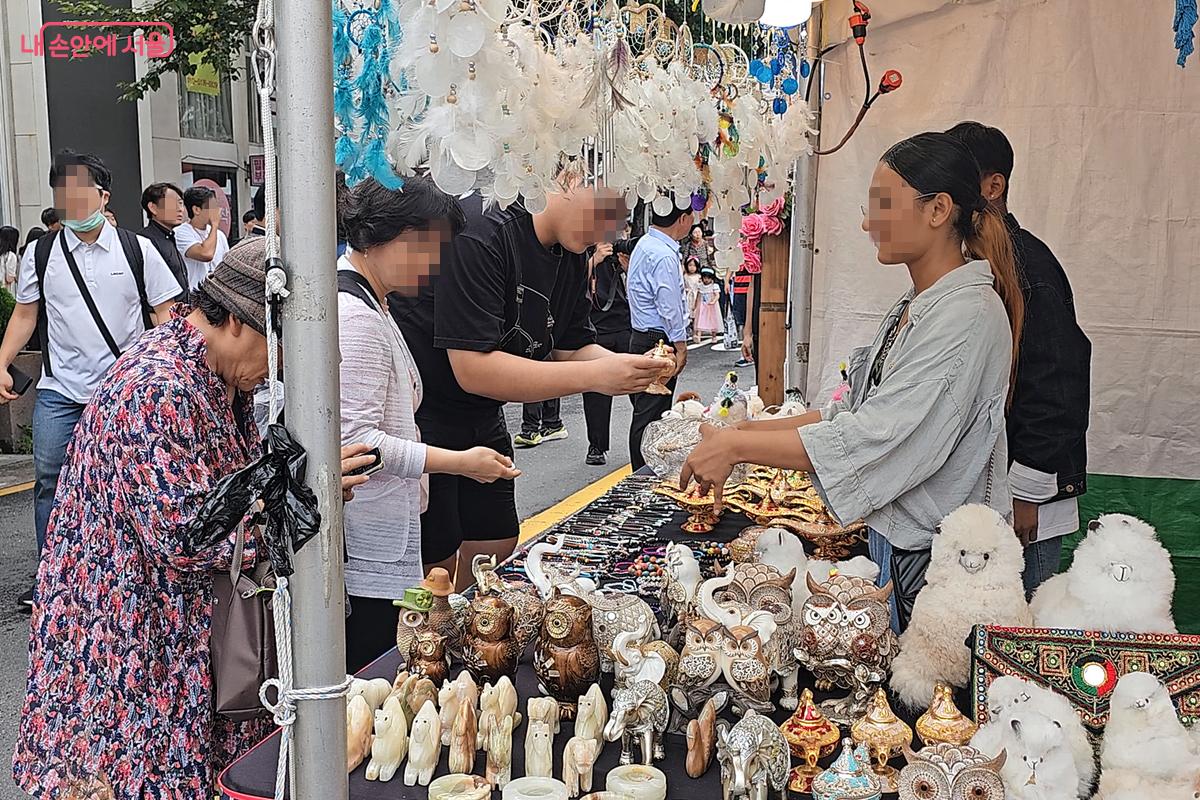 아프가니스탄 전통민속품을 소개하고 판매하는 대학생들 ©오도연
