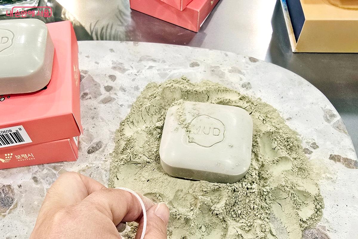 보령 머드팩 비누를 만져볼 수 있다. ©김윤경