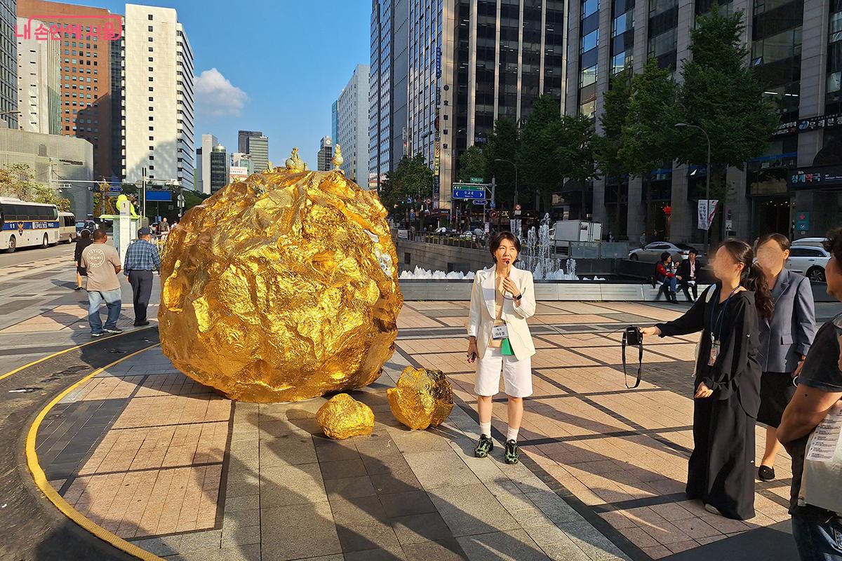 이수경 작가가 신작 &lsquo;그곳에 있었다_청계천 2025&rsquo;의 제작 과정과 의의를 설명했다. &copy;백승훈