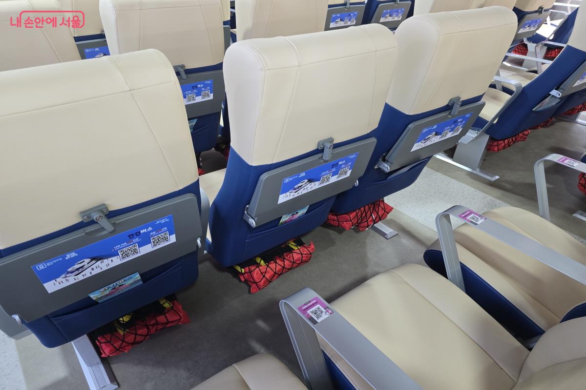 아늑하고 편리한 한강버스의 좌석 ⓒ조송연