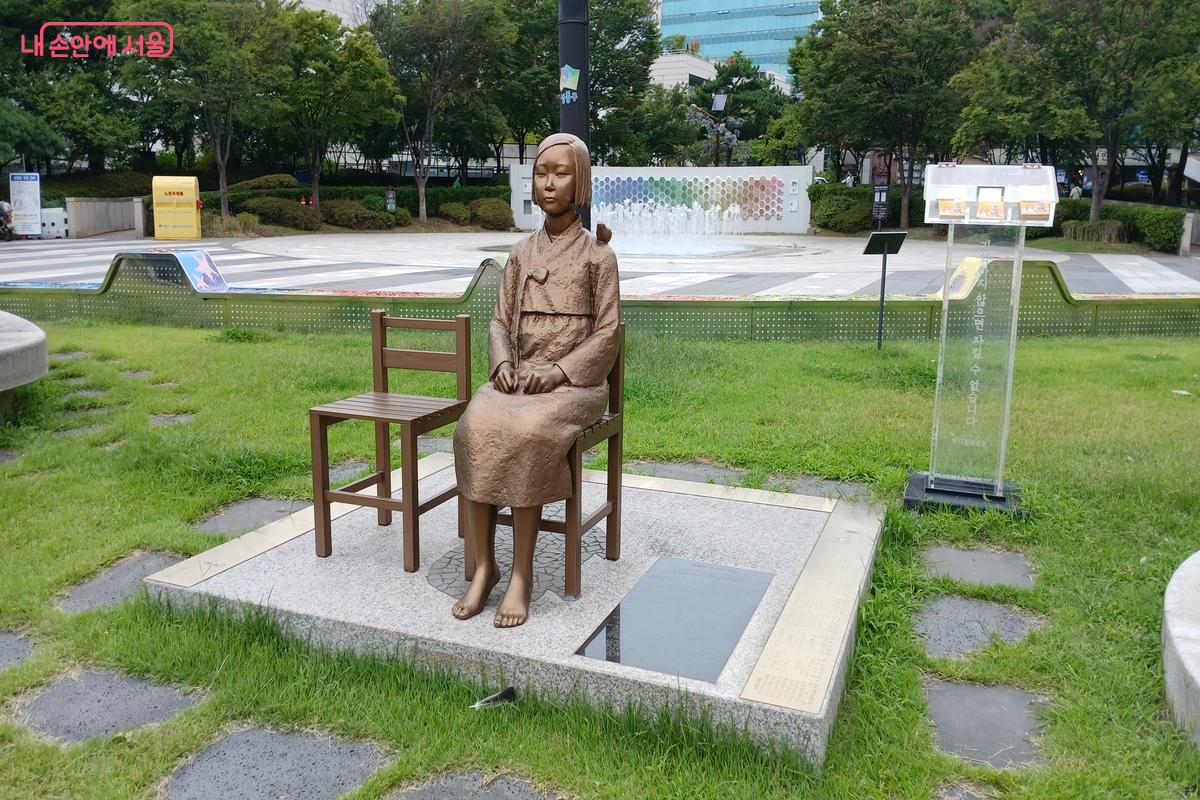 ‘빈 의자’는 세상을 떠난 할머니들의 빈자리이자 그들의 외침을 함께 느끼는 자리다. ©유지민