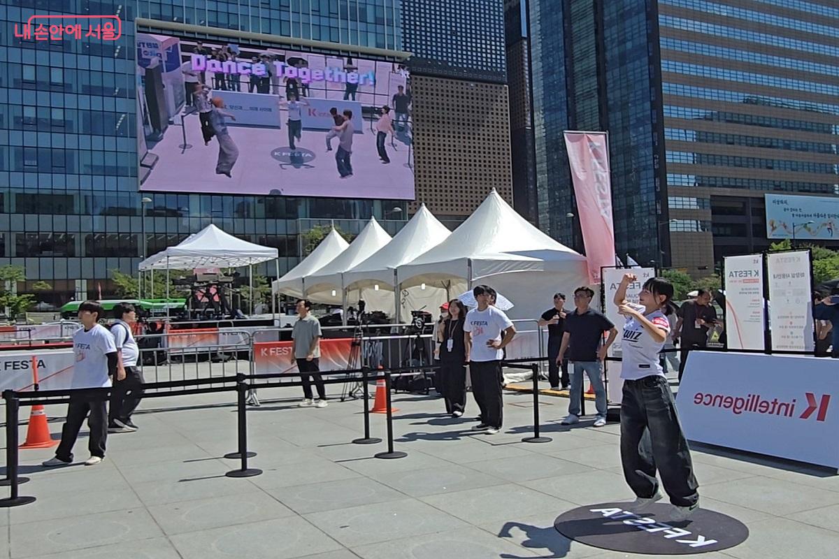 '코르티스' AR댄스 챌린지를 시연하고 있는 KT위즈 치어리더 &copy;김범석