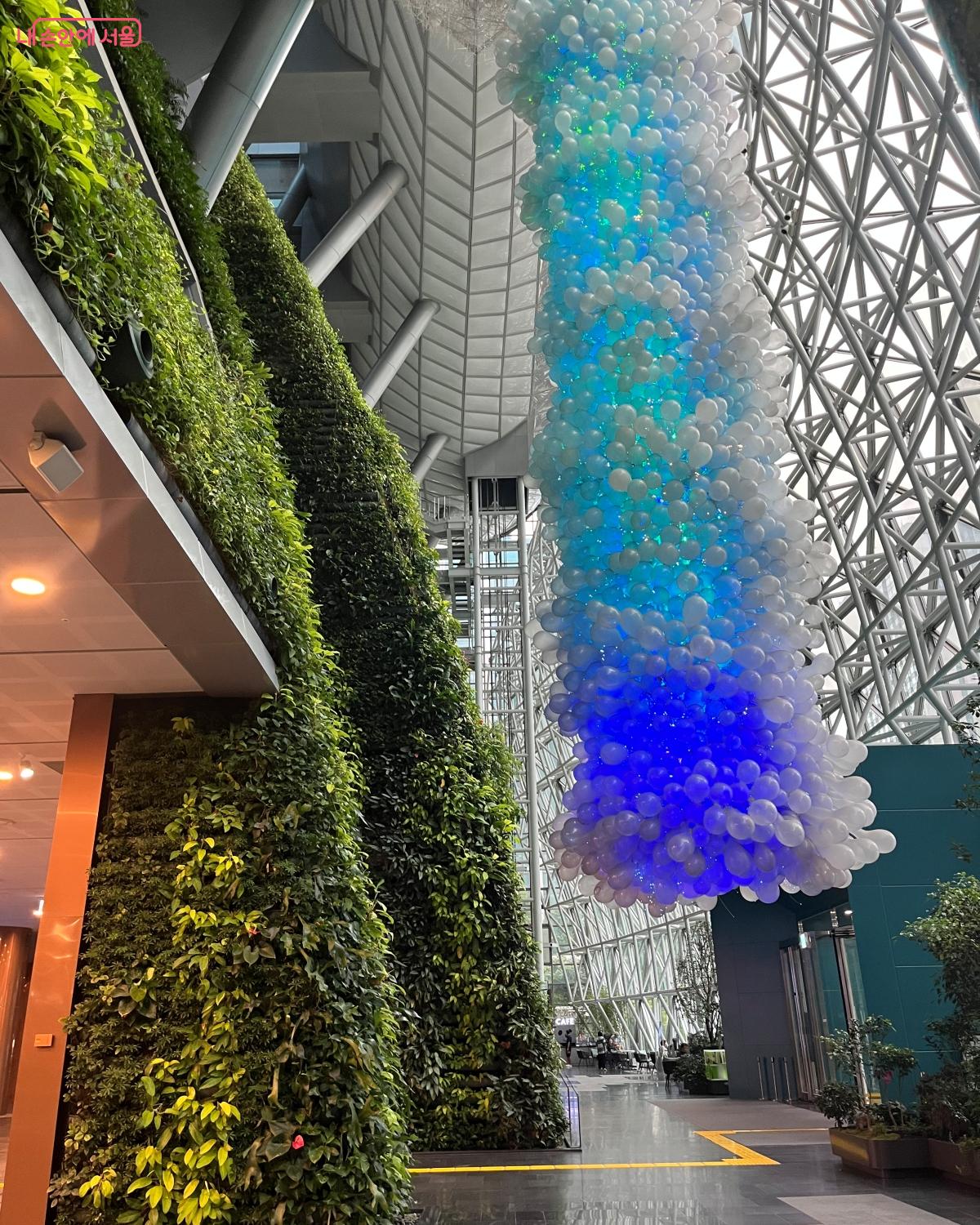1층 로비에서 시작되는 수직정원, '서울림'이라고도 한다. ©김연희