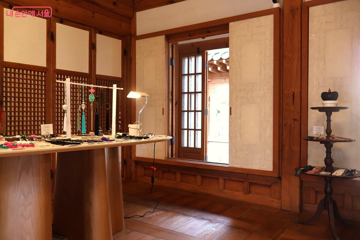 전통의 머리, 몸, 발을 치장하는 장신구를 현대적으로 해석한 노리개, 키링 등이 진열됐다. ©이봉덕