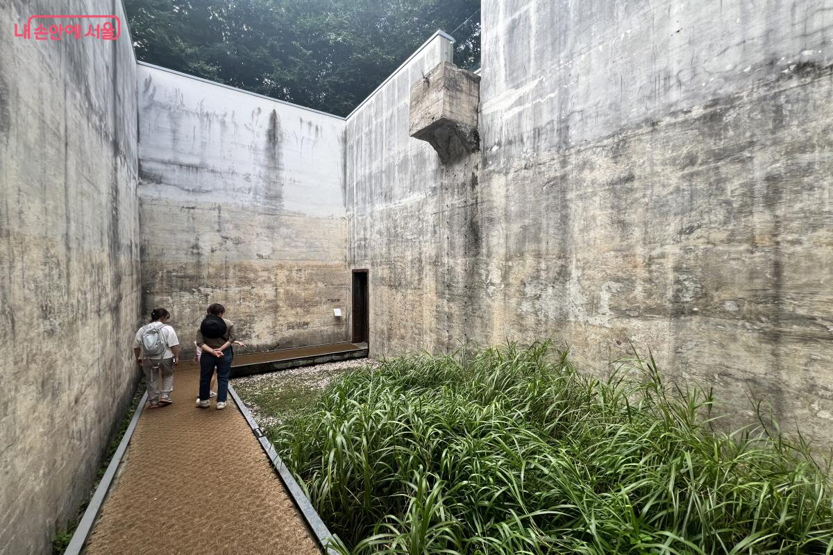 제2전시실은 1전시실과 3전시실을 연결하는 통로이기도 하다. ©박지영