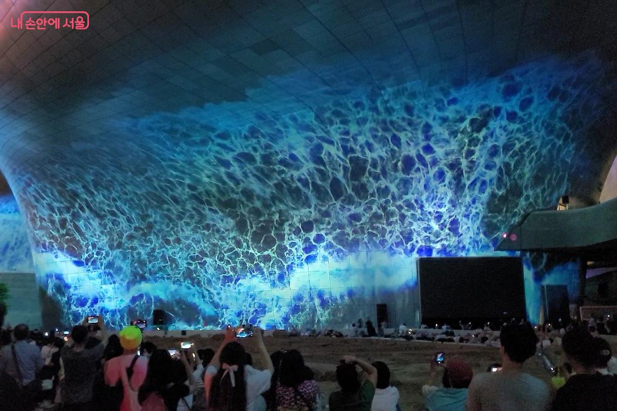 디스트릭트의 &lsquo;Eternal Nature&rsquo;를 보면 마치 파도가 치는 듯하다. &copy;박미선