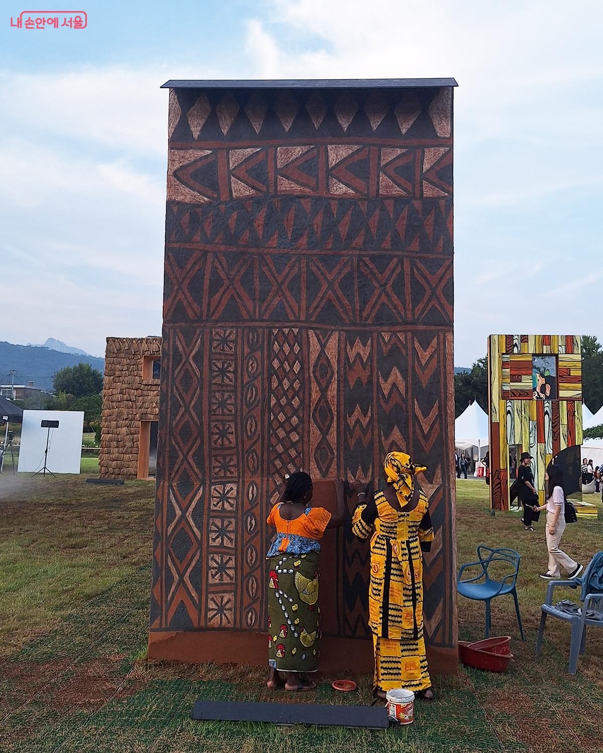 부르키나파소의 예술가 '바포상 알렘포아 & 이도고'는 티에벨레 전통 문양을 문으로 표현한 손의 말(HANDSPEAK) 작품을 선보였다.