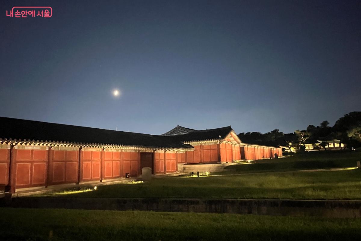 창경궁의 운치 있는 담벼락 &copy;김연희