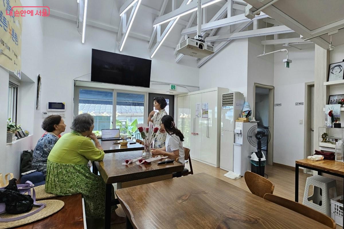 강사의 설명에 집중하고 있는 어르신들 ©최정윤