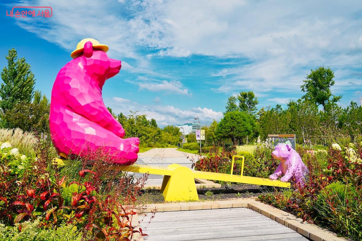 서울식물원 방문자센터 앞 소풍 나온 아기곰과 아빠곰이 있는 시소정원 ©김혜민