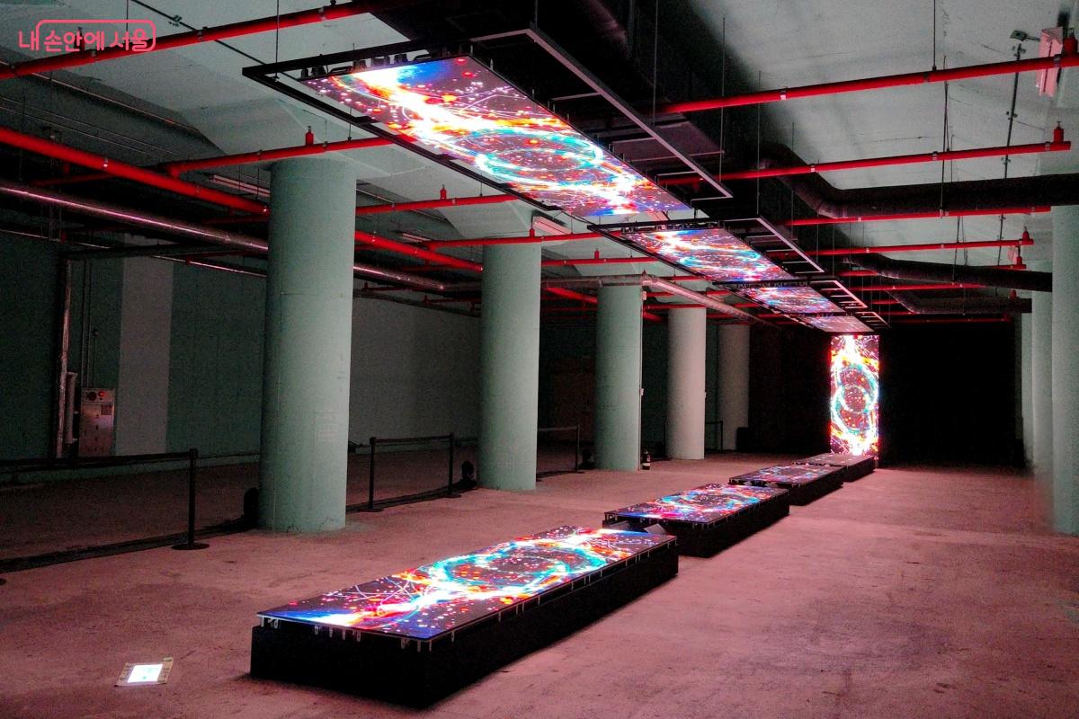 어둠으로 가득한 공간이 빛으로 물든다. &copy;김미선