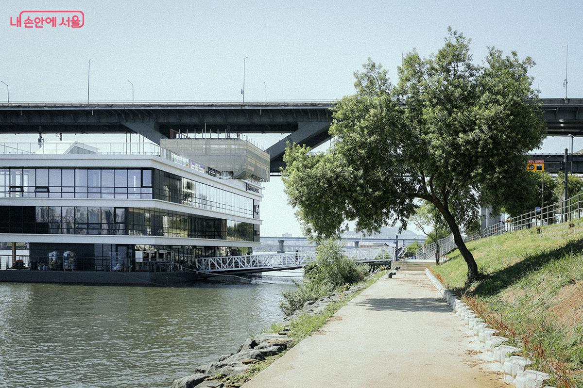 넷플릭스 영화 <케이팝 데몬 헌터스> 속 배경지로 등장해 핫한 청담대교 바로 왼쪽에 있는 한강버스 뚝섬 선착장 &copy;김아름