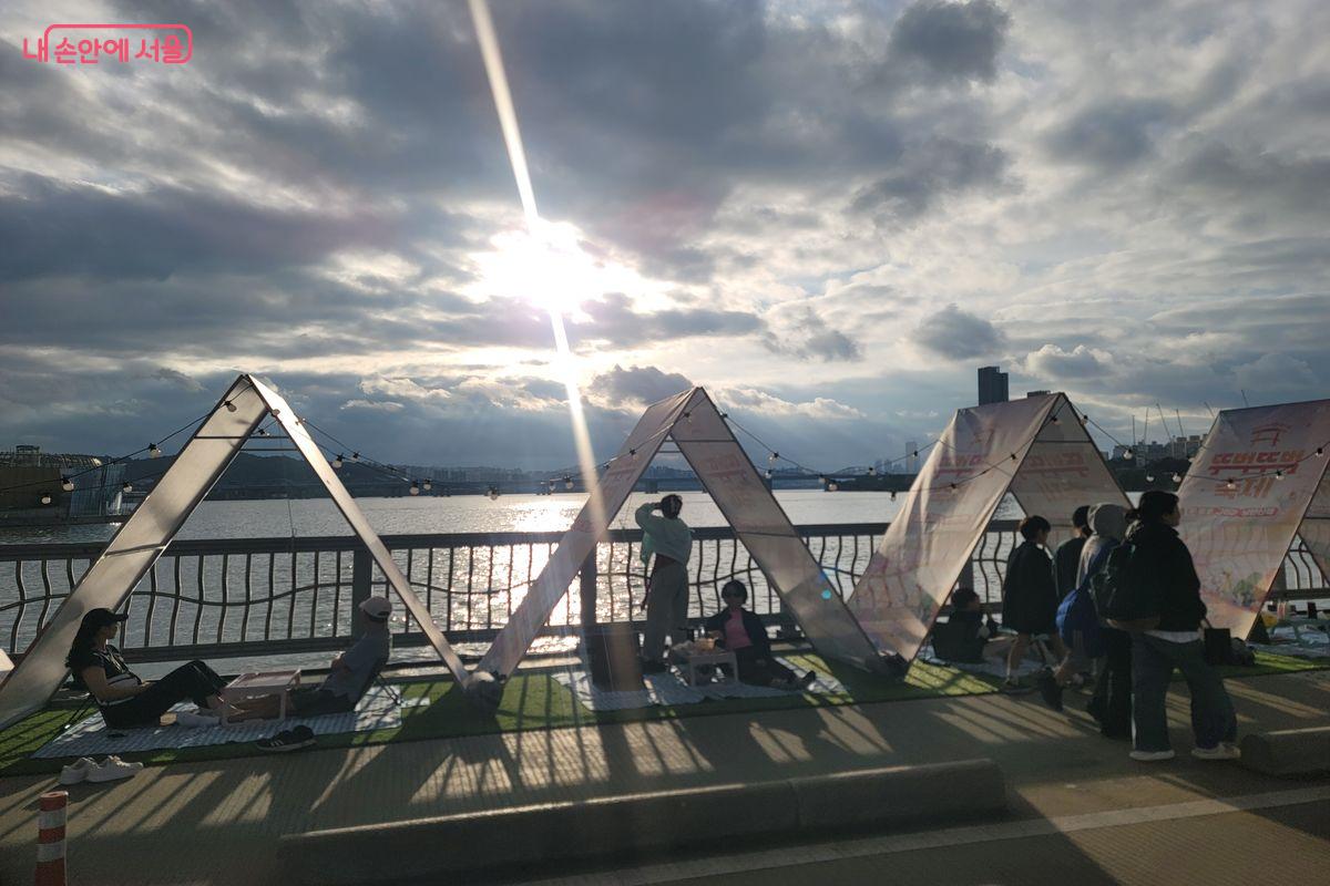 온라인으로 사전에 신청받은 자리 모습이다. 이곳에서 한강의 여유와 식음료를 즐기는 시민들을 볼 수 있었다.ⓒ이동영